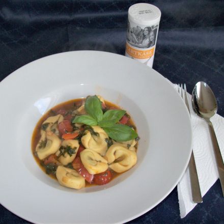 Tortellini Pfanne mit Spinat und Tomaten