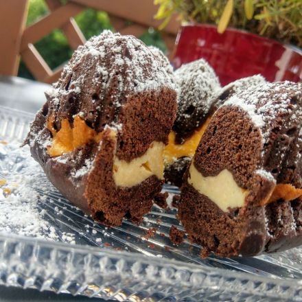 Schoko-Gugelhupf mit Käsekuchenfüllung