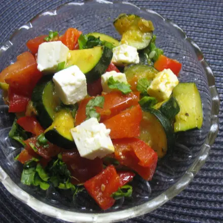 Gemischter Gemüse-Kräuter-Salat mit Fetakäse - vegetarisch