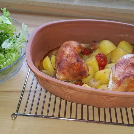 Hähnchenschenkel mit Kartoffeln & Cocktailtomaten im Römertopf zubereiten