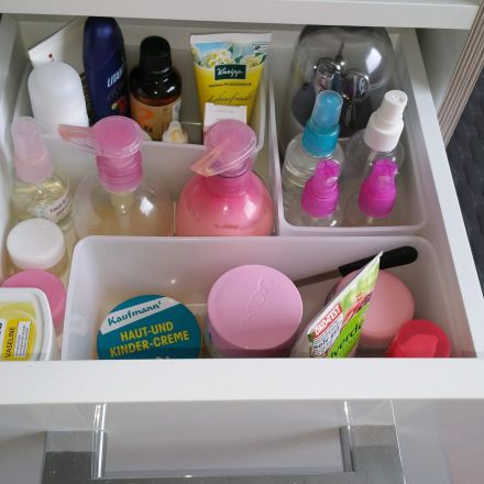 Mit Plastikdosen in Schublade und Schrank Ordnung schaffen