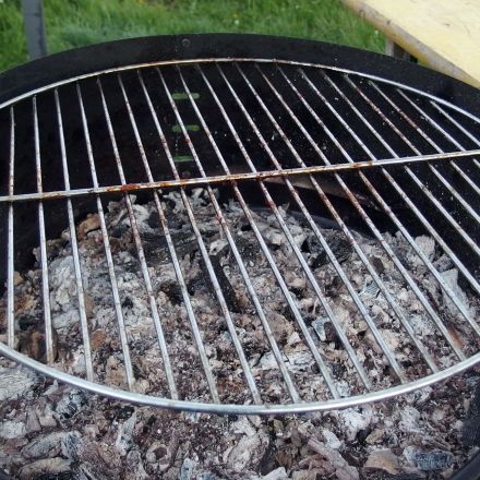 Grillrost reinigen mit Salatöl oder Zeitungspapier