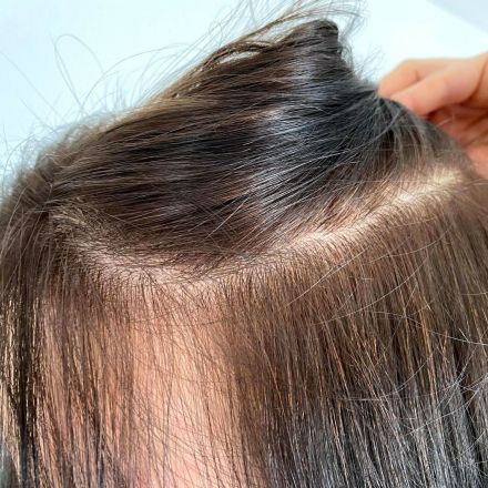 Von schwarz gefärbten Haaren zurück zur hellen Naturhaarfarbe