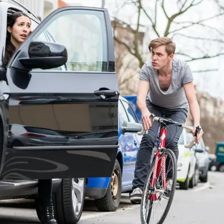 Fahrertür öffnen, ohne andere Verkehrsteilnehmer zu gefährden