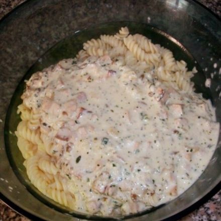 Spiralnudeln mit Käse-Sahne-Soße