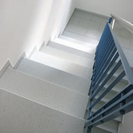 Kellertreppen beim Streichen rutschfest machen