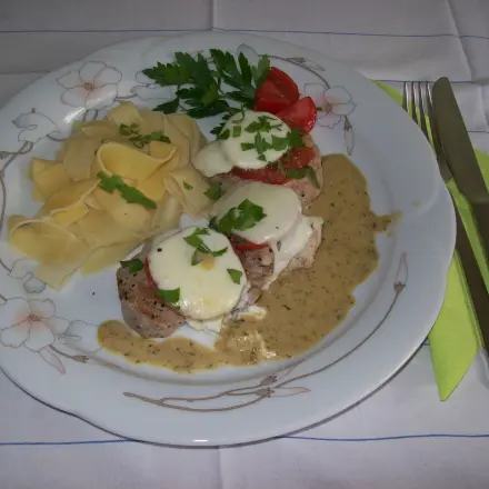 Gratinierte Schweinemedaillons mit Basilikumsoße