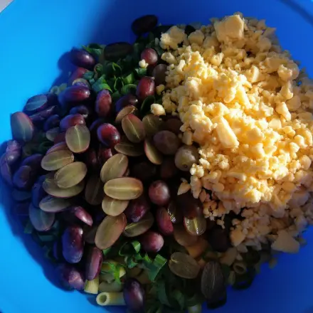 Herbstlicher Nudelsalat mit Nüssen und Trauben