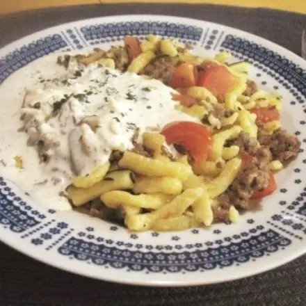 Würzige Hack-Zucchini-Pfanne mit Spätzle und Kräuterschmand