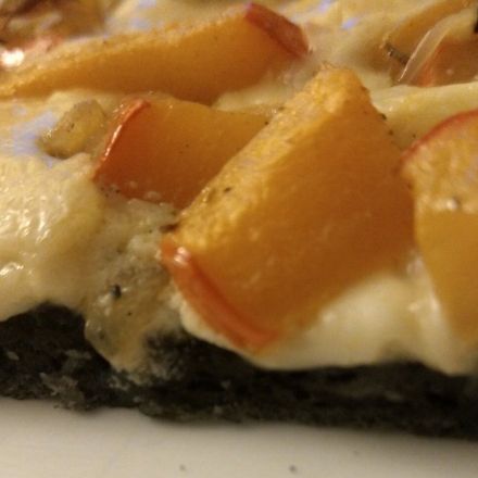 Halloween-Pizza mit Kürbis und Zwiebeln