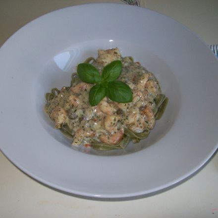 Scampi in Kräuter-Sahne mit grünen Bandnudeln