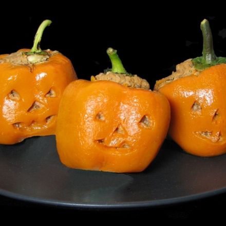 Vegan gefüllte Paprika-Halloweengeister