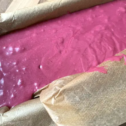 Damit die Farbe wirklich rot wird, empfehle ich, professionelle Lebensmittelfarbe zu verwenden.