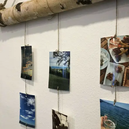 Die fertige h&auml;ngende Fotowand k&ouml;nnt ihr dann mit einem starken Nagel an eine geeignete Wand h&auml;ngen. 