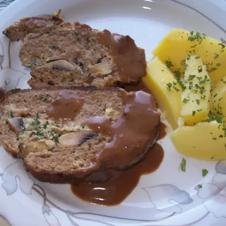 Falscher Hase gefüllt mit Kräutern, Champignons und Ei