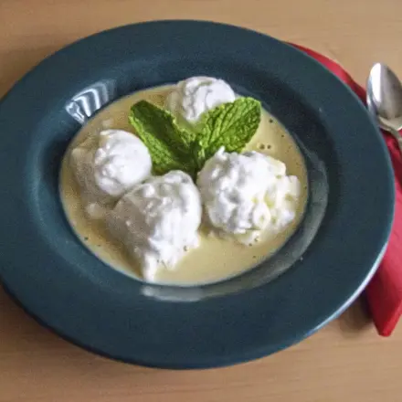 Schneebälle in warmer Vanillesoße