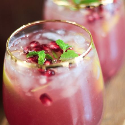 Alkoholfreier Weihnachtscocktail mit Granatapfel