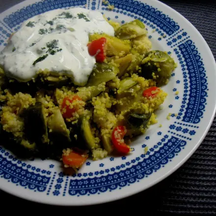 Rosenkohl-Gemüse-Pfanne mit Couscous