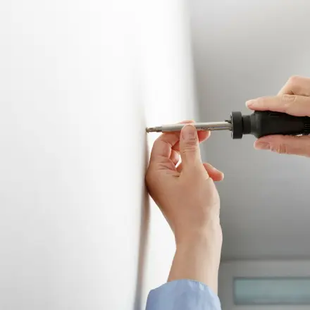 Schraube leicht in Dübel eindrehen