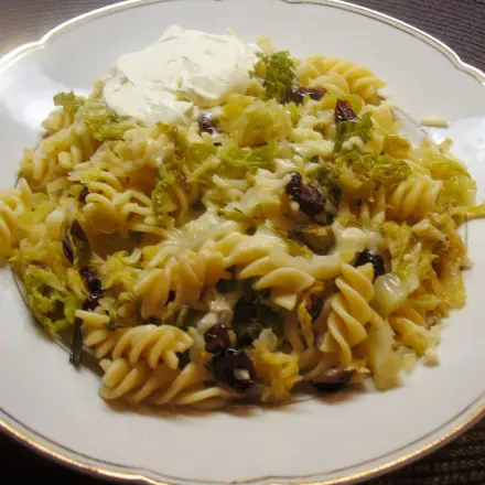 Nudelpfanne mit Wirsingkohl und Cranberrys