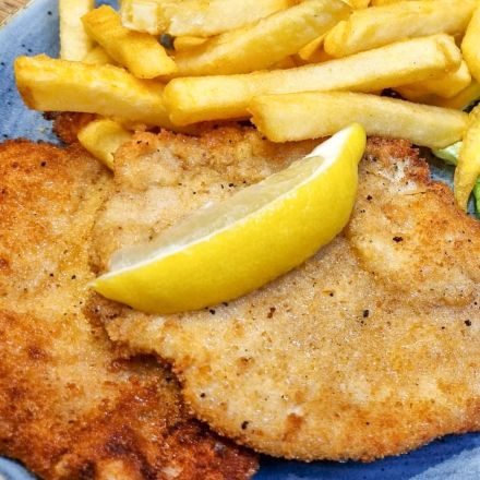 Schnitzel - weich und zart: In Ei und Sahne einlegen