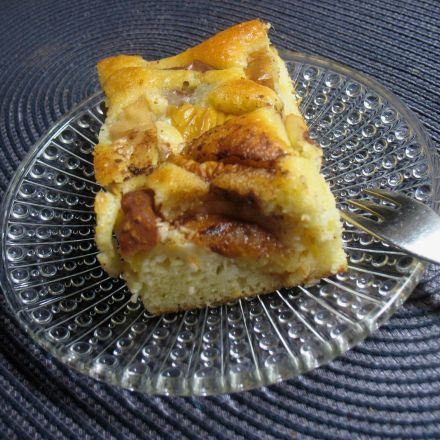 Apfelkuchen vom Blech mit Schmand