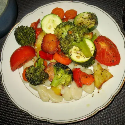 Gebackenes Gemüse vom Blech mit Kräuter-Schmand