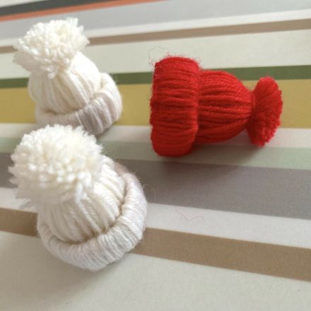 Mini-Mützen als Baumschmuck basteln | DIY