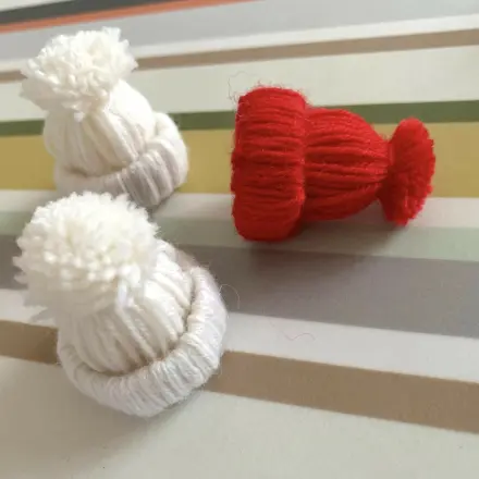 Mini-Mützen als Baumschmuck basteln | DIY