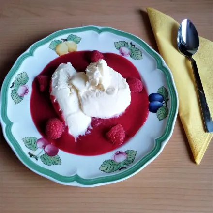 Himbeer-Püree an weißer Mousse