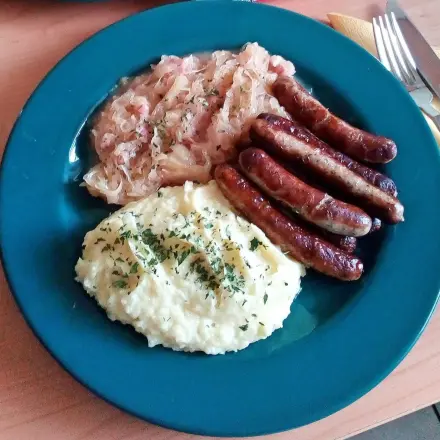 Sauerkraut mit Kartoffelpüree und Nürnberger Rostbratwürstchen