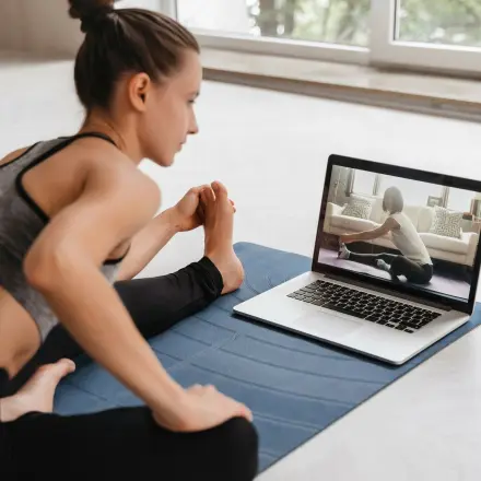 Yoga online lernen mit YouTube: 4 Tipps für Anfänger
