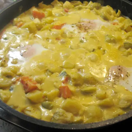 Würziger Gemüsetopf mit Eierdecke