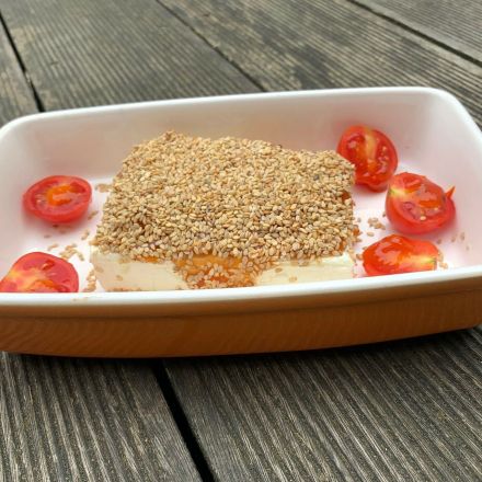 Gebackener Feta mit Mango-Chutney & Sesam