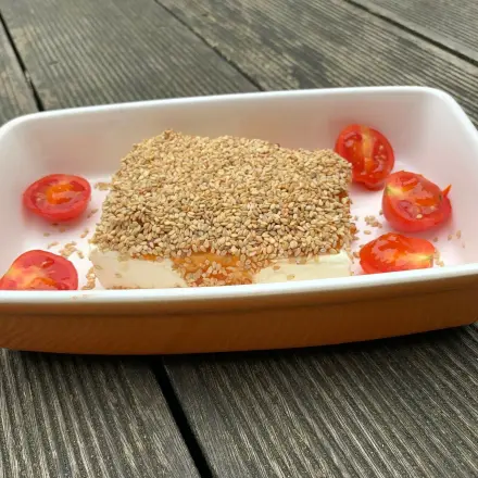 Gebackener Feta mit Mango-Chutney & Sesam