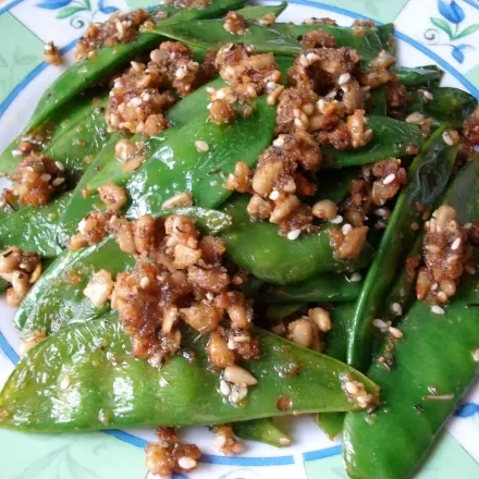 Zuckerschoten in Butter mit Sonnenblumenkernen und Sesam