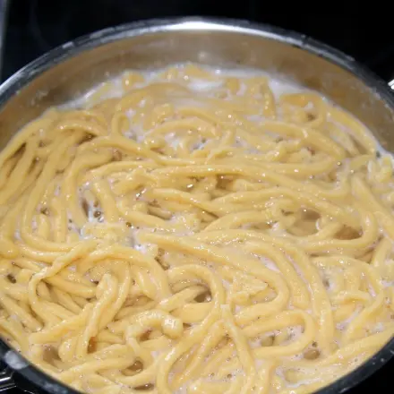 Handgemachte Spätzle mit dem Spätzles-Schwob