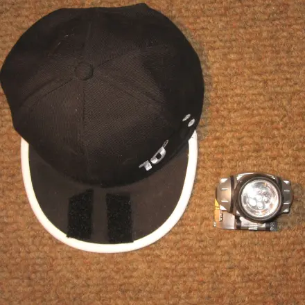 Stirnlampe wird zum Cap-Light