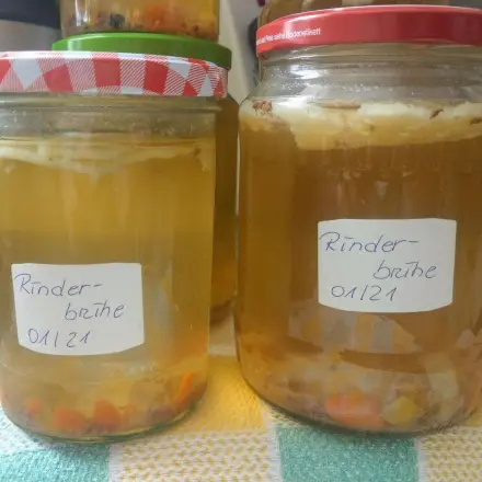 Rinderbrühe auf Vorrat herstellen