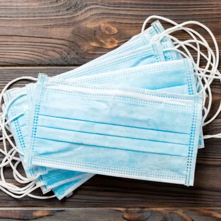 Medizinische Masken für Kinder kürzen und anpassen