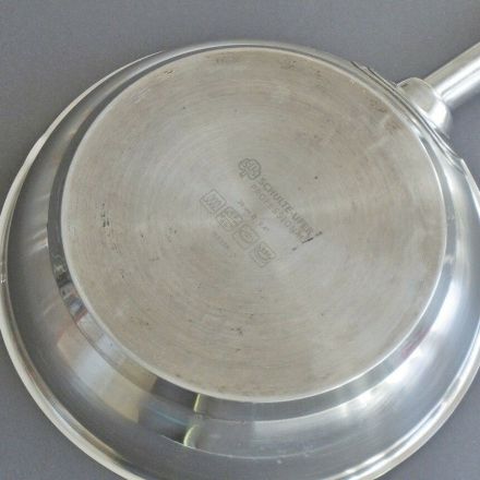 Angebrannte Speisen verhindern durch gereinigte Topf- und Pfannenböden