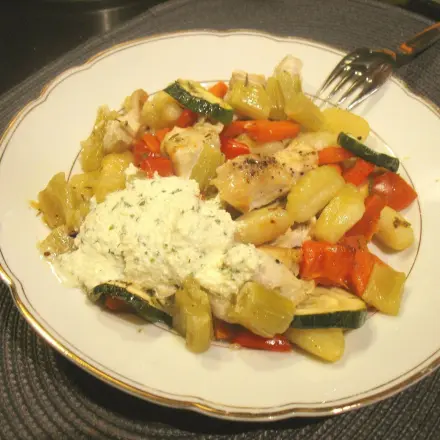 Ofengemüse mit Gnocchi und Hähnchen-Geschnetzeltem
