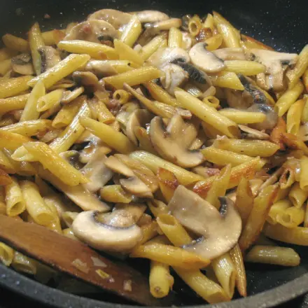 Nudel-Champignon-Pfanne mit Kräuterschmand