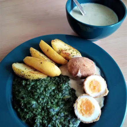 Frittierte Eier mit Rahmspinat