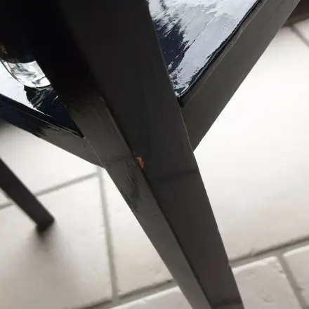 Lackkratzer an Möbeln mit Nagellack ausbessern