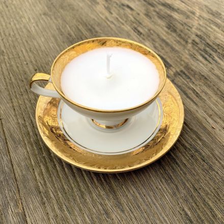 Kerze in Omas alte Sammeltasse gießen