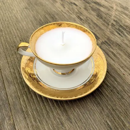 Kerze in Omas alte Sammeltasse gießen