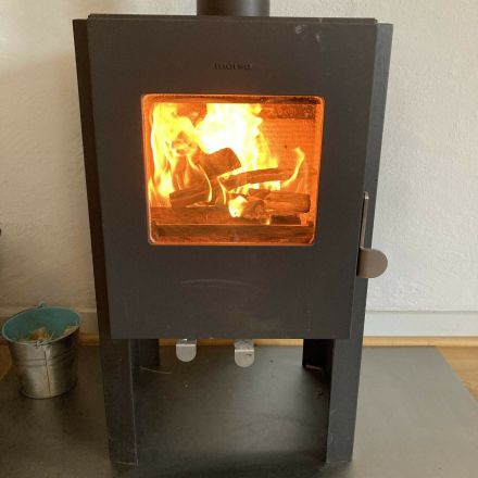 Kleinen Kaminofen anzünden
