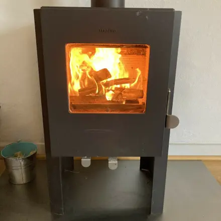 Kleinen Kaminofen anzünden