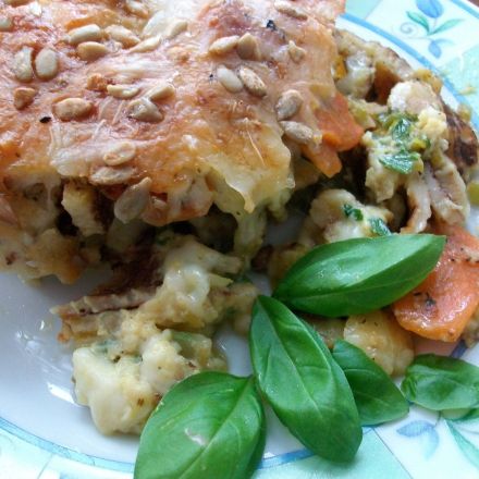 Gemüse-Pfannkuchenauflauf mit Käse überbacken